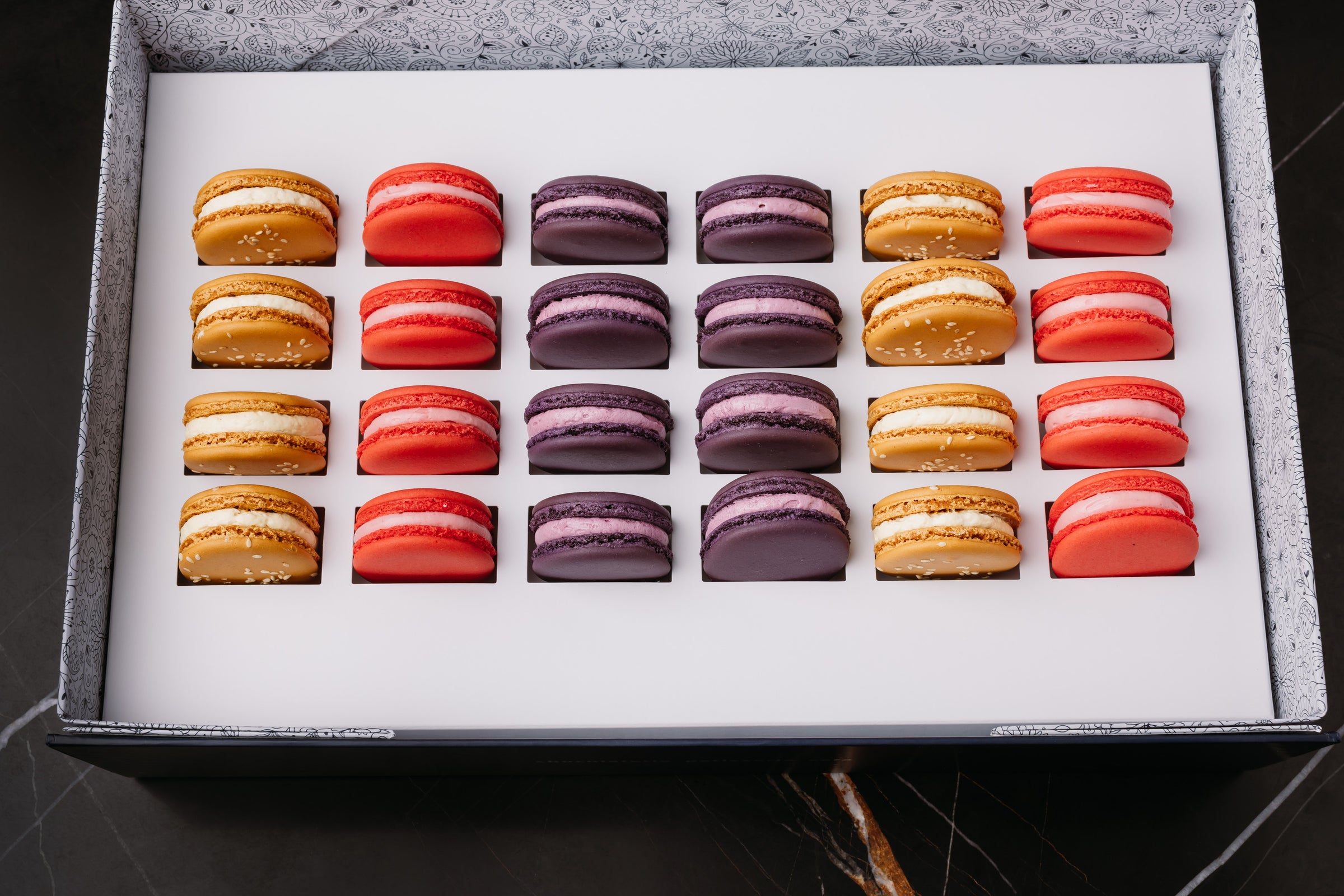 2424 マカロン Macaron Box - 24 pieces | Thierry Chocolates